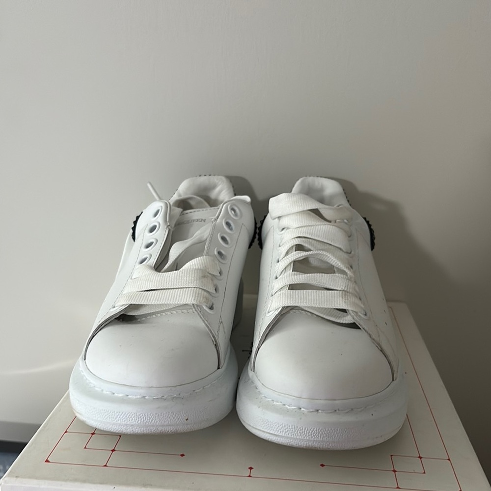 Stylish White Sneakers with Black Heel Detail